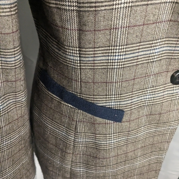 Daniel Cremieux Plaid Blazer with Navy Accents - Picture 7 of 12